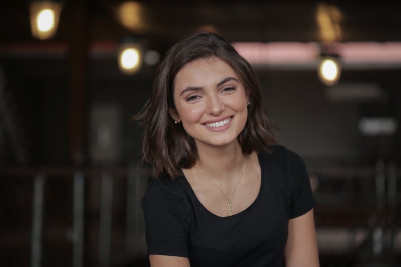 Manoela Bertaso, de 22 anos, se envolve cada vez mais com a marca da fam&iacute;lia Foto: EDUARDOCARNEIRO/DIVULGA&Ccedil;&Atilde;O/JC