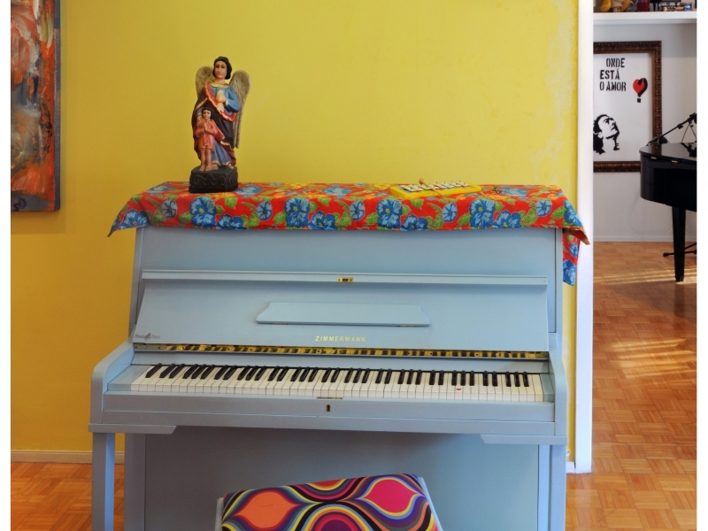 Piano azul de Nico Nicolaiewsky é guardado por anjo missioneiro