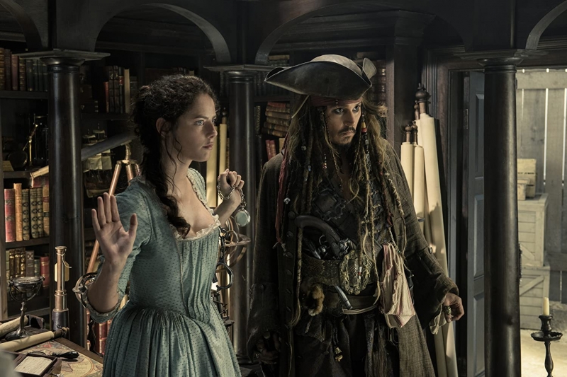 Kaya Scodelario e Johnny Depp contracenam no último filme da franquia 'Piratas do Caribe'
