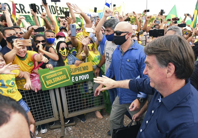 Bolsonaro prestigiou manifestação em Brasília neste domingo (24) sem máscara e se aproximou dos manifestantes