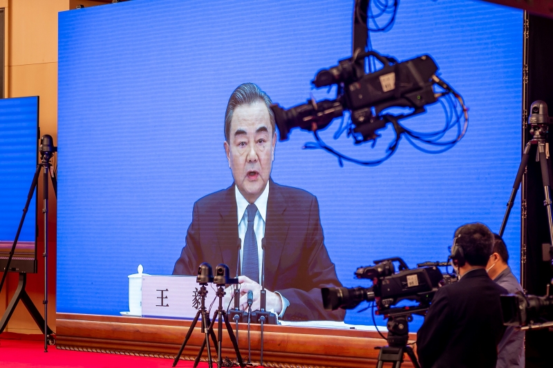Ministro Wang Yi defende união entre chineses e norte-americanos