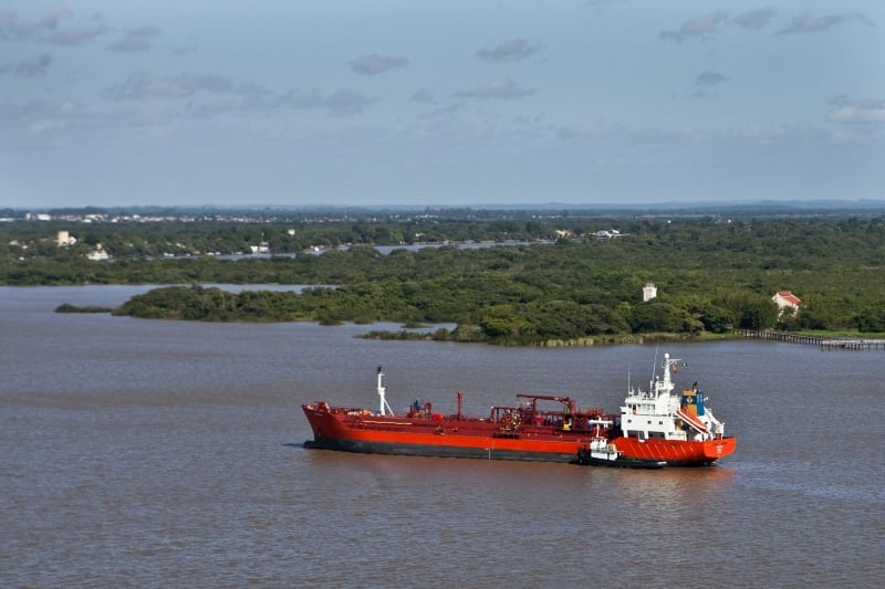 Apenas 3% do transporte de mercadorias é realizado via barcaças e navios pelos rios gaúchos