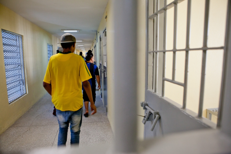 Orientação é para que internos usem máscara ao circular pelas unidades