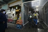Pandemia fecha mercados populares na América Latina