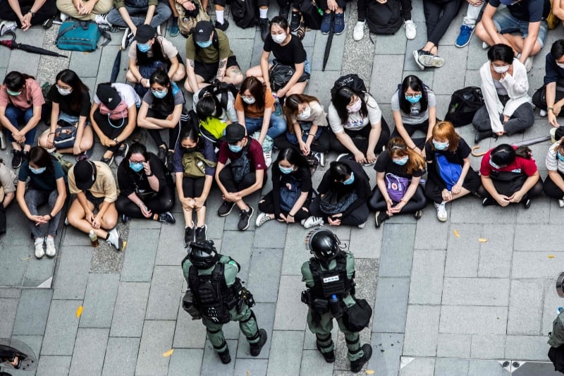 Polícia deteve grupos, obrigando-os a sentar nas calçadas antes de revistar seus pertences
