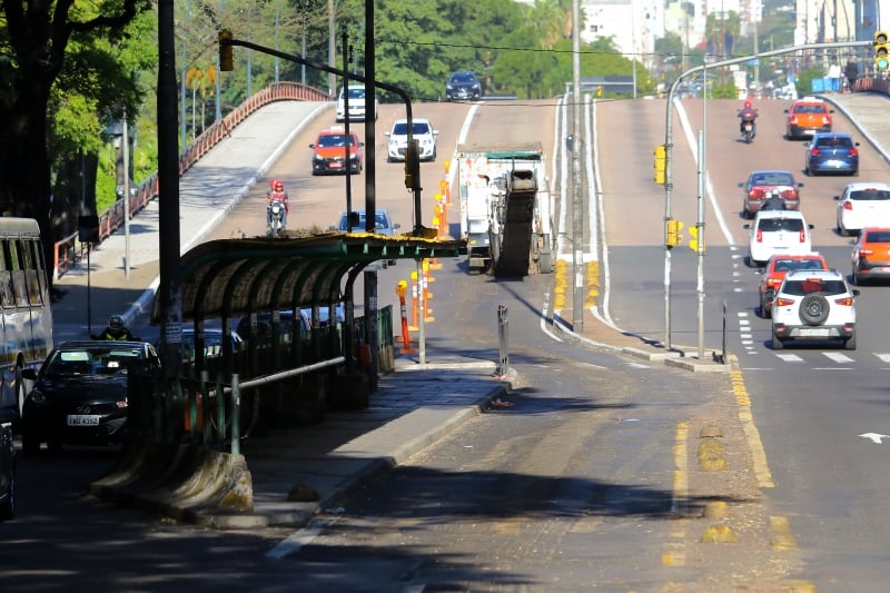 Recuperação dos trechos prevista para a Copa é reclamação antiga dos usuários das paradas