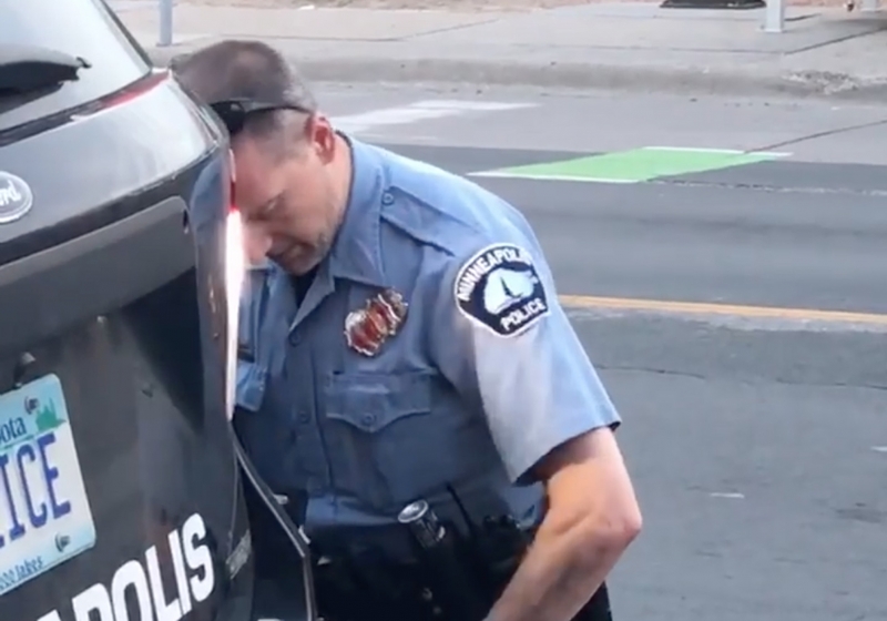 Derek Chauvin aparece no vídeo ajoelhando sobre o pescoço de George Floyd