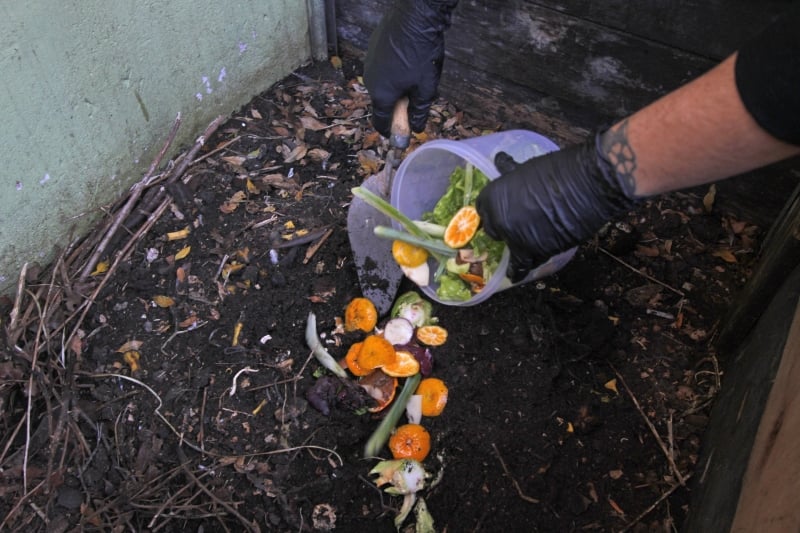 O reaproveitamento de resíduos pode ser feito em uma área pequena