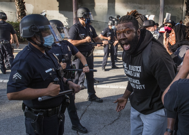 Confrontos entre manifestantes e policiais ocorreram nas ruas de Los Angeles, na Califórnia