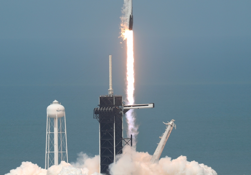 Foguete Falcon 9 deixou o solo americano às 16h22min (hora de Brasília) com astronautas