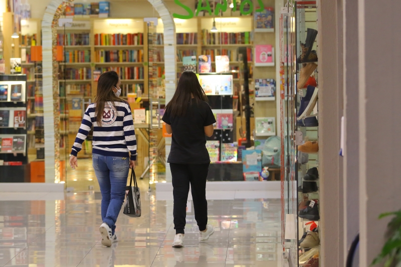 Locais como o Shopping João Pessoa recebem poucos clientes no fim de semana