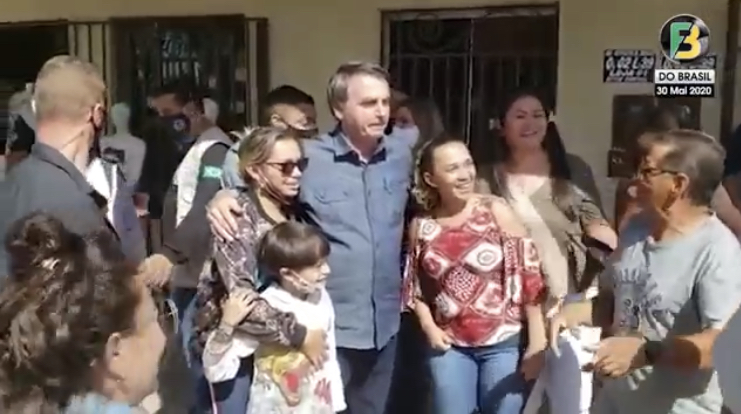 Bolsonaro foi a uma lanchonete em Abadiânia, em Goiás, e foi cercado por moradores