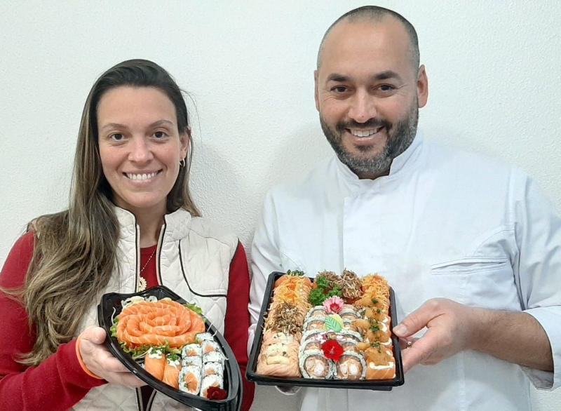 Marília Santos e Marcelo Fraga abriram o Hachiban Sushi durante a pandemia Foto: ARQUIVO PESSOAL/DIVULGAÇÃO/JC