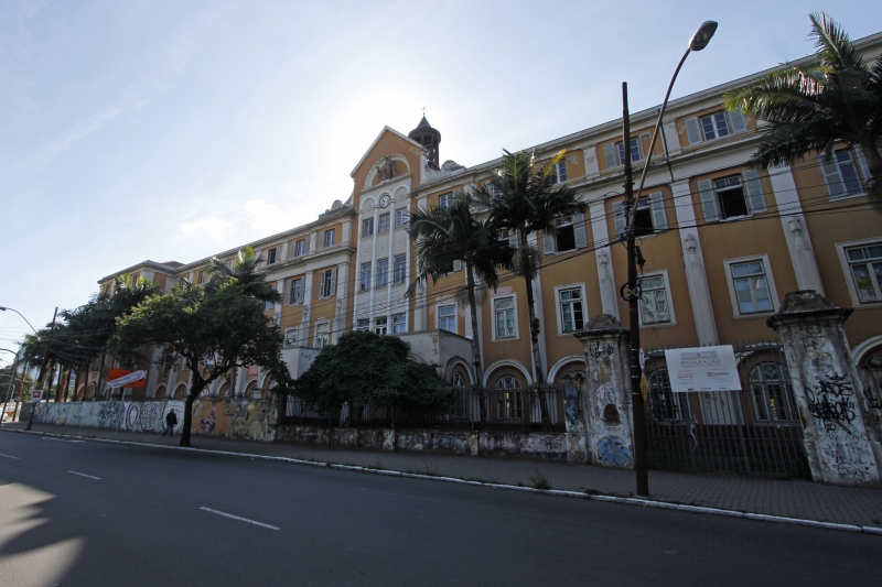 Fotos das fachadas de tr?s pr?dios criados pelo arquiteto Jos? Lutzenberger. 
Na foto: P?o dos Pobres