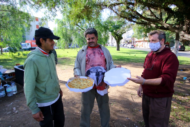 Jacintho (direta), da Homens de Pizza, doa uma pizza a cada 10 vendidas a pessoas em situação de rua