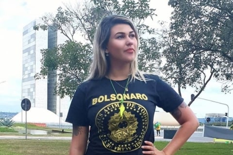 Ap�s pris�es, '300 do Brasil' solta fogos de artif�cio em frente � PF