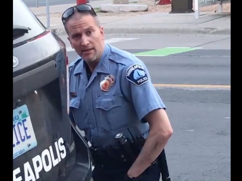 Chauvin é acusado de homicídio em segundo grau após ter se ajoelhado no pescoço de Floyd por quase nove minutos