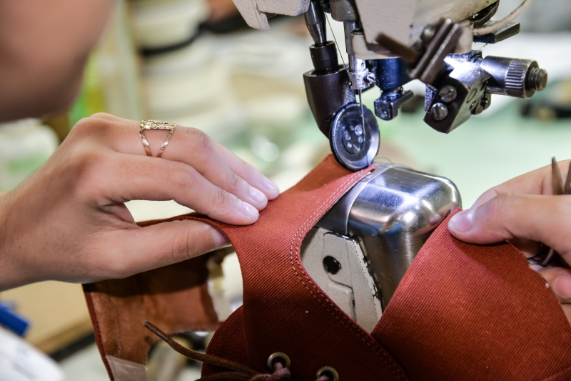 Insecta Shoes transforma tecidos de brechó em sapatos