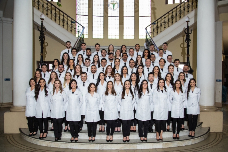 Na foto, a turma de formandos inteira presente, antes da pandemia