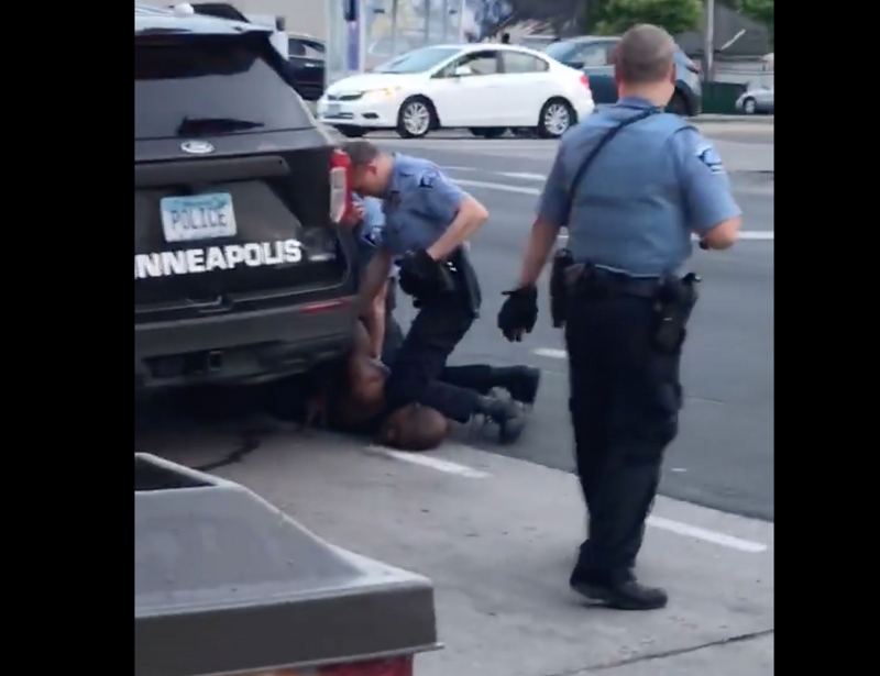 {'nm_midia_inter_thumb1':'https://www.jornaldocomercio.com/_midias/jpg/2020/06/02/206x137/1_o_agora_ex_policial_derek_chauvin_esta_em_uma_prisao_de_seguranca_maxima__onde_espera_julgamento_pela_morte_de_george_floyd__um_homem_negro_e_desarmado__no_eua-9070269.jpg', 'id_midia_tipo':'2', 'id_tetag_galer':'', 'id_midia':'5ed6b47019b05', 'cd_midia':9070269, 'ds_midia_link': 'https://www.jornaldocomercio.com/_midias/jpg/2020/06/02/o_agora_ex_policial_derek_chauvin_esta_em_uma_prisao_de_seguranca_maxima__onde_espera_julgamento_pela_morte_de_george_floyd__um_homem_negro_e_desarmado__no_eua-9070269.jpg', 'ds_midia': 'O agora ex-policial Derek Chauvin est&aacute; em uma pris&atilde;o de seguran&ccedil;a m&aacute;xima, onde espera julgamento pela morte de George Floyd, um homem negro e desarmado, no EUA (FILES) In this file still image taken on May 25, 2020, from a video courtesy of Darnella Frazier via Facebook, shows Minneapolis police officer Derek Chauvin (C) arresting George Floyd. - Chauvin has been arrested on May 29, 2020, days after Floyd&rsquo;s fatal arrest that sparked protests, rioting and outcry across the city and nation. The Commissioner of the Minnesota Department of Public Safety, John Harrington, announced that Chauvin has been taken into custody in connection with Floyd's death. (Photo by Darnella Frazier / Facebook/Darnella Frazier / AFP) / RESTRICTED TO EDITORIAL USE - MANDATORY CREDIT "AFP PHOTO /Facebook / Darnella FRAZIER" - NO MARKETING NO ADVERTISING CAMPAIGNS - DISTRIBUTED AS A SERVICE TO CLIENTS --- NO ARCHIVE ---', 'ds_midia_credi': 'DARNELLA FRAZIER/FACEBOOK/AFP/JC', 'ds_midia_titlo': 'O agora ex-policial Derek Chauvin est&aacute; em uma pris&atilde;o de seguran&ccedil;a m&aacute;xima, onde espera julgamento pela morte de George Floyd, um homem negro e desarmado, no EUA (FILES) In this file still image taken on May 25, 2020, from a video courtesy of Darnella Frazier via Facebook, shows Minneapolis police officer Derek Chauvin (C) arresting George Floyd. - Chauvin has been arrested on May 29, 2020, days after Floyd&rsquo;s fatal arrest that sparked protests, rioting and outcry across the city and nation. The Commissioner of the Minnesota Department of Public Safety, John Harrington, announced that Chauvin has been taken into custody in connection with Floyd's death. (Photo by Darnella Frazier / Facebook/Darnella Frazier / AFP) / RESTRICTED TO EDITORIAL USE - MANDATORY CREDIT "AFP PHOTO /Facebook / Darnella FRAZIER" - NO MARKETING NO ADVERTISING CAMPAIGNS - DISTRIBUTED AS A SERVICE TO CLIENTS --- NO ARCHIVE ---', 'cd_tetag': '1', 'cd_midia_w': '800', 'cd_midia_h': '615', 'align': 'Left'}