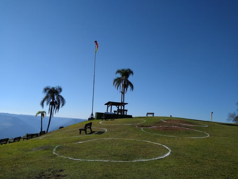 Gramado foi sinalizado com círculos, onde podem ficar até sete pessoas