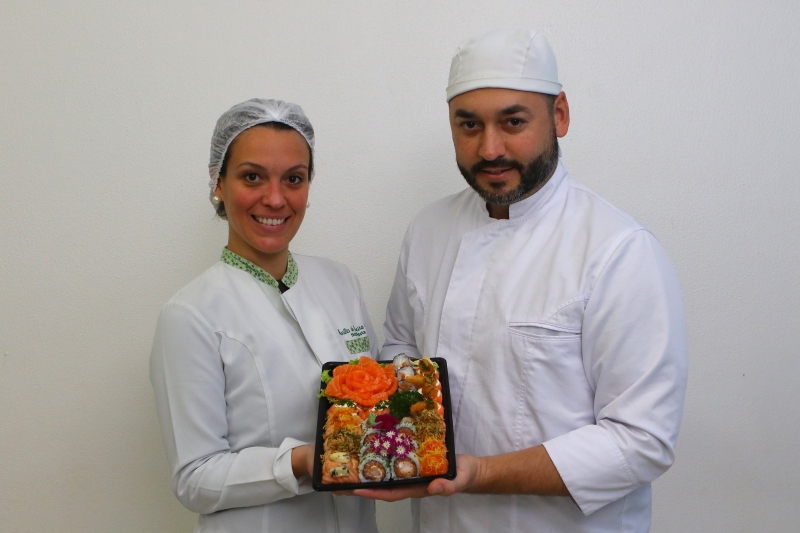 Na foto:Marilia Santos e Marcelo Fraga, proprietários do delivery Hachiban Sushi, para a capa do GeraçãoE Foto: MARCO QUINTANA/JC