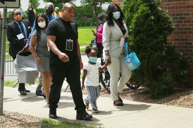 Parentes de Floyd pedem acusação de primeiro grau para o policial Derek Chauvin