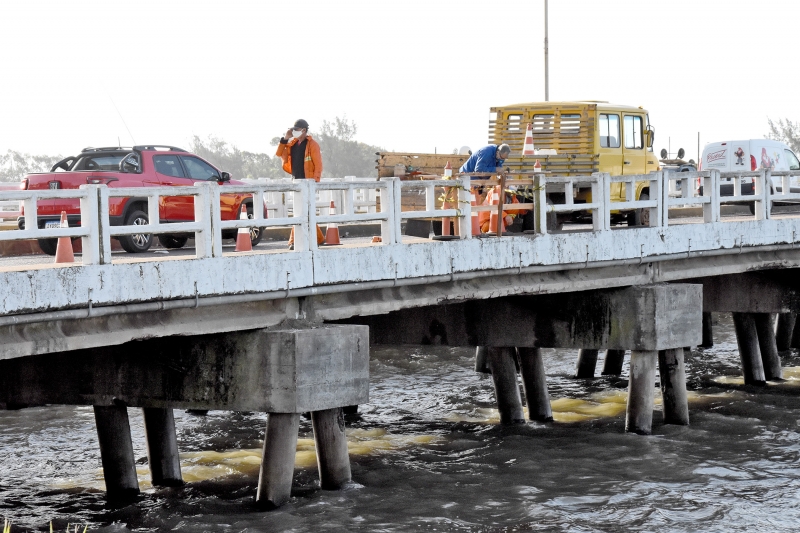 Parte da mureta de contenção cedeu na semana passada; estrutura é considerada defasada pelos prefeitos