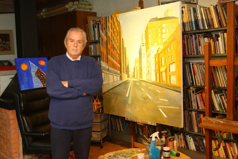 Paulo Amaral junto a uma de suas obras em acrílico sobre tela
