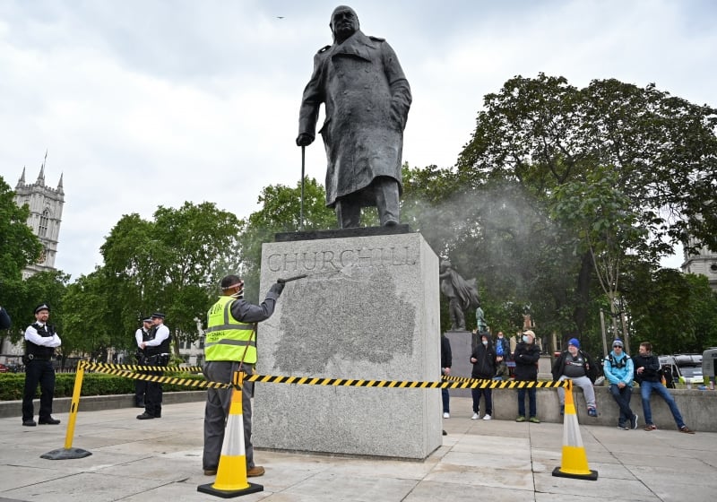 Ativistas antirracismo escreveram as palavras 'era racista' no pedestal da estátua