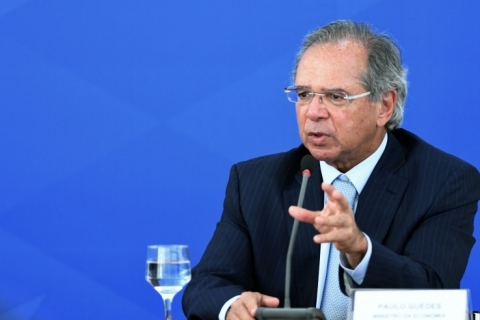Brasil não aguenta muito tempo de auxílio emergencial, afirma Guedes