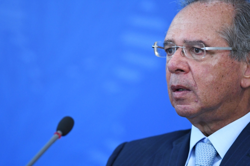 O ministro da Economia Paulo Guedes defende um valor de R$ 200 para o auxílio