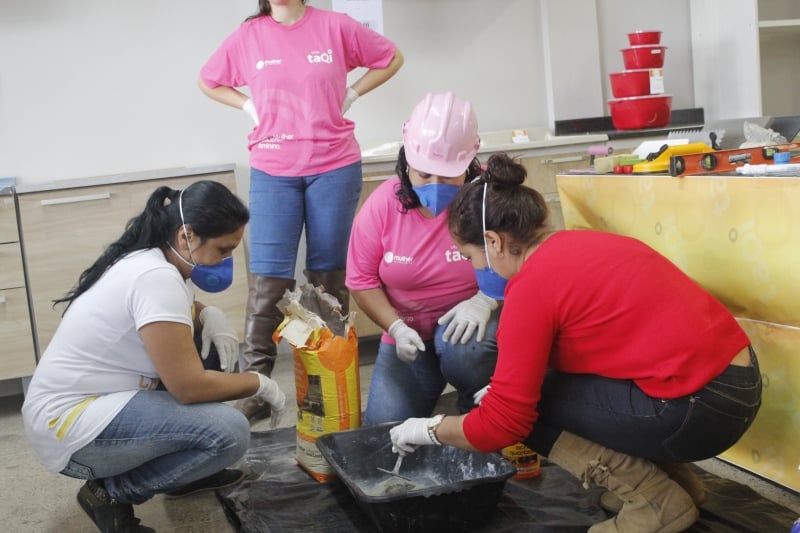 Projeto capacita mulheres para trabalhar na construção civil; oferta de serviço caiu após início da pandemia
