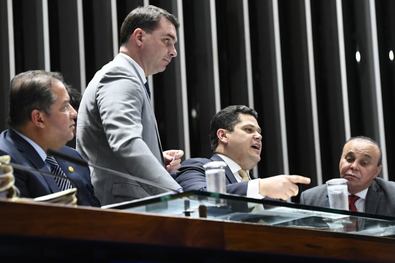 Foco da campanha de Flávio Bolsonaro será recuperar votos em SP e MG