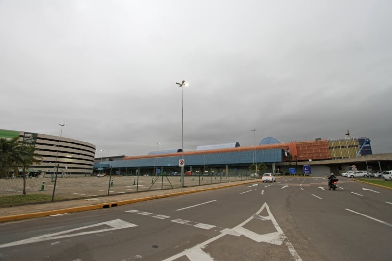{'nm_midia_inter_thumb1':'https://www.jornaldocomercio.com/_midias/jpg/2020/06/10/206x137/1_lp_100620___aeroporto__22_-9075717.jpg', 'id_midia_tipo':'2', 'id_tetag_galer':'', 'id_midia':'5ee138ea417c7', 'cd_midia':9075717, 'ds_midia_link': 'https://www.jornaldocomercio.com/_midias/jpg/2020/06/10/lp_100620___aeroporto__22_-9075717.jpg', 'ds_midia': 'Fotos no aeroporto. Obra na fachada', 'ds_midia_credi': 'LUIZA PRADO/JC', 'ds_midia_titlo': 'Fotos no aeroporto. Obra na fachada', 'cd_tetag': '1', 'cd_midia_w': '800', 'cd_midia_h': '533', 'align': 'Left'}