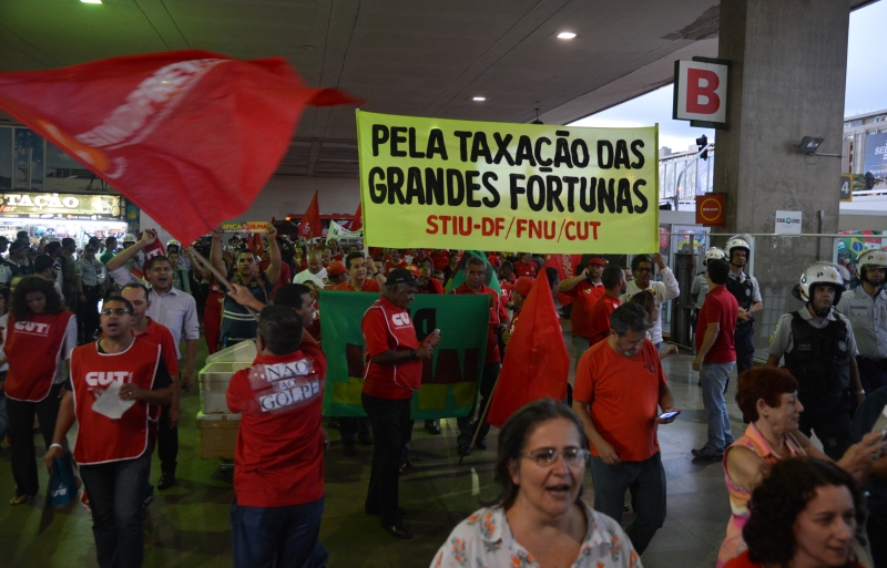 Faixas pedindo a implementação do imposto estão mais presentes em manifestações