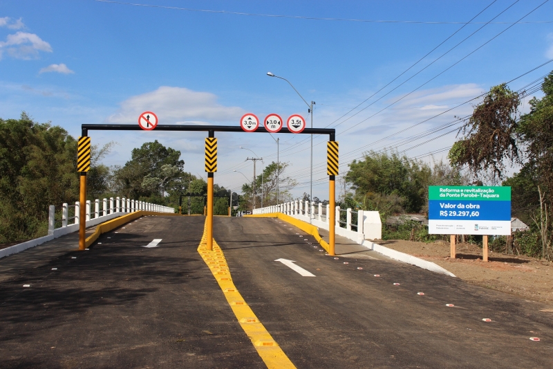 Estrutura foi sinalizada para limitar o trânsito de veículos altos e pesados