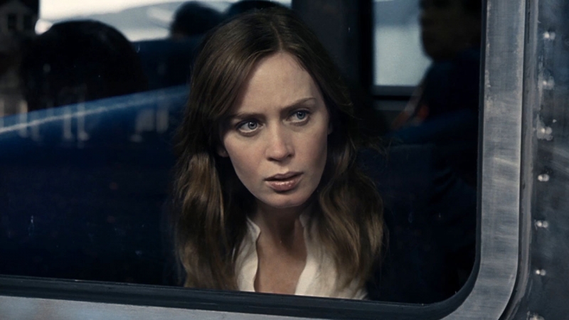 Emily Blunt é a protagonista do suspense 'A garota no trem'