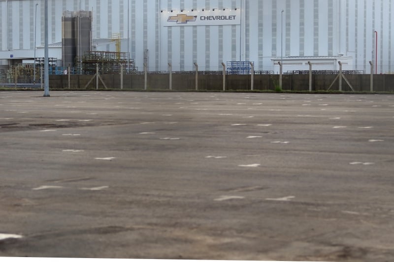 Com dificuldades de componentes, fábrica de Gravataí está em férias e com pátio vazio 