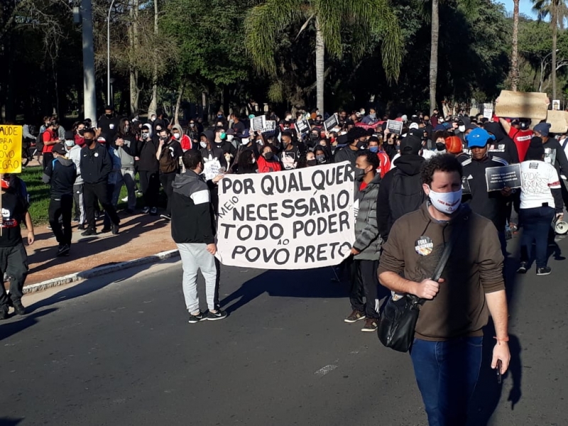 Participantes caminharam do Parque da Redenção até o Largo Zumbis dos Palmares, usando máscaras por conta da pandemia de coronavírus