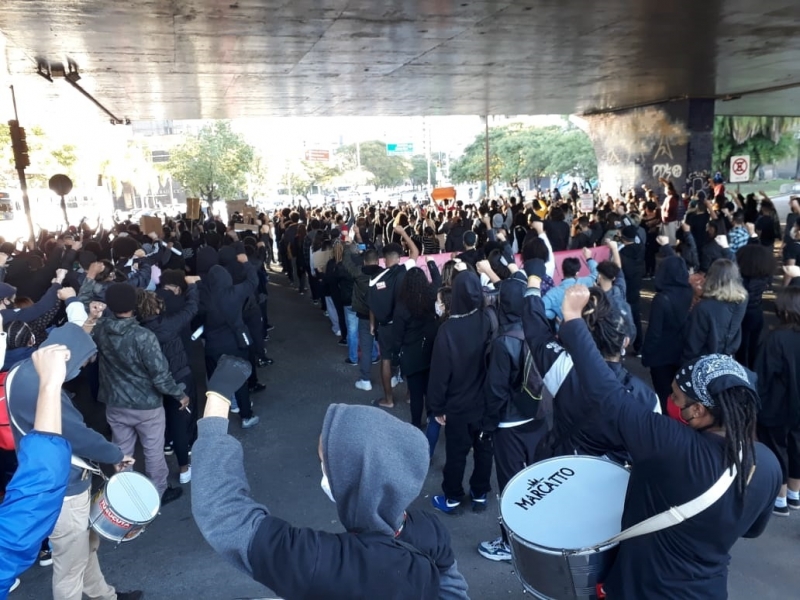 Manifestantes saíram da Redenção e, caminhando pelas avenidas João Pessoa e Loureiro da Silva, foram até o Largo Zumbi dos Palmares | Divulgação/Coletivo Alicerce/JC
