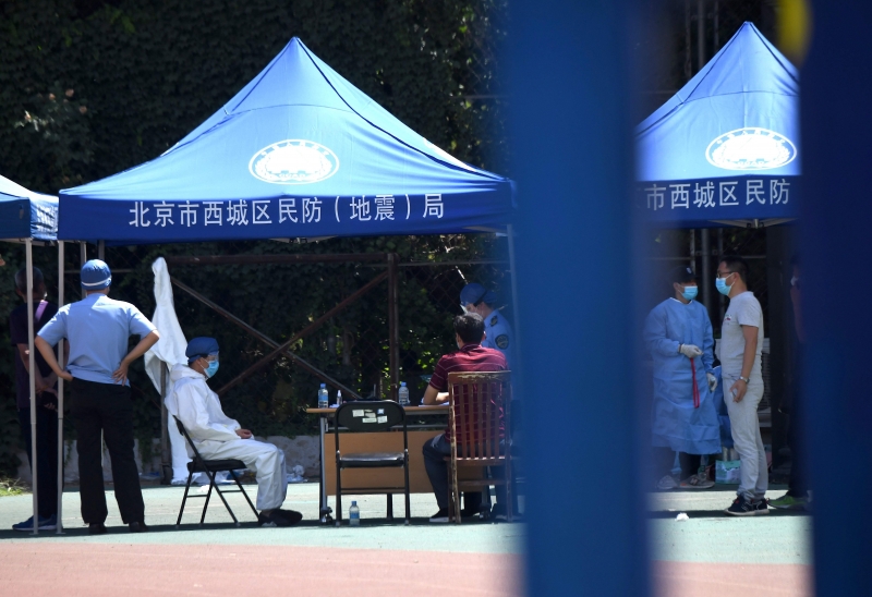 Pessoas que estiveram no mercado Xinfadi passam por triagem e exame para confirmar se estão infectadas
