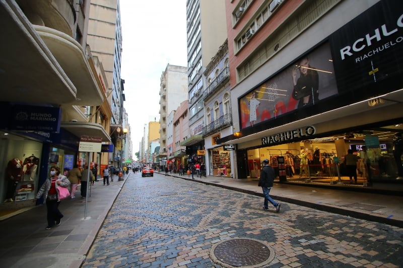 Médias e grandes lojas não vão poder abrir por prazo ainda incerto devido a internações  