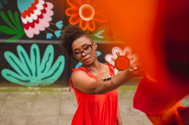 Poeta criou no YouTube projeto 'Orisun Oro', para traduzir poemas de escritoras africanas e latino-americanas