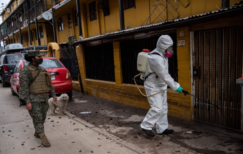 Trabalhadores fazem desinfecção em ruas de Santiago, no Chile