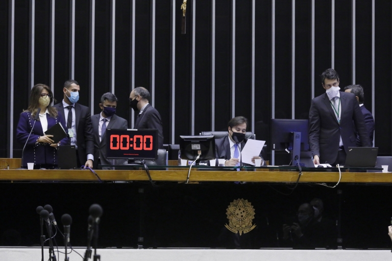 Rodrigo Maia coordenou as votações de propostas, com parlamentares votando de forma remota