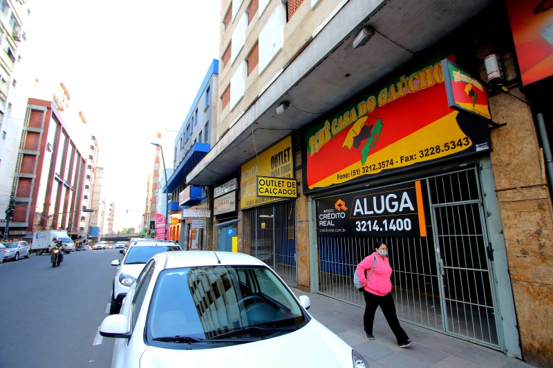 Entre medidas para combater a pandemia está o fechamento do comércio