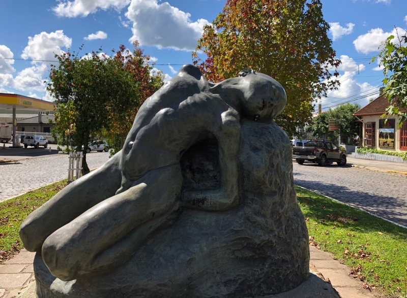 Escultura de Vasco Prado, em São Francisco de Paula, retrata o personagem da lenda Negrinho do Pastoreio