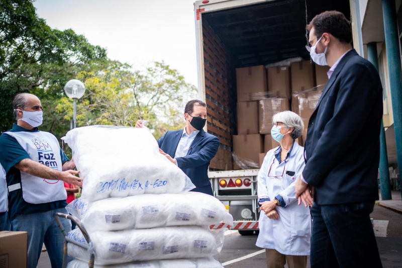 Clínicas foi o primeiro hospital a receber as doações, que beneficiarão outras 17 instituições