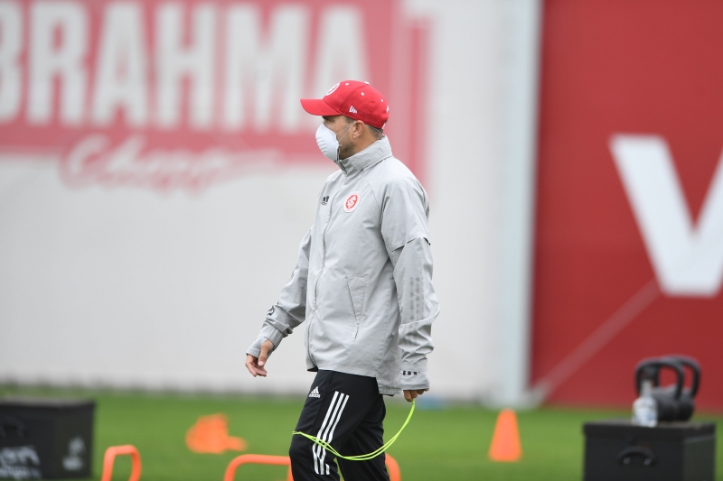 Técnico Eduardo Coudet usa máscara e mantém distanciamento na preparação individual